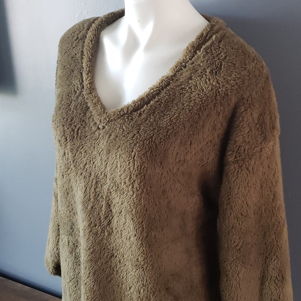 Solid V-neck Sweater - Picture 6 of 7